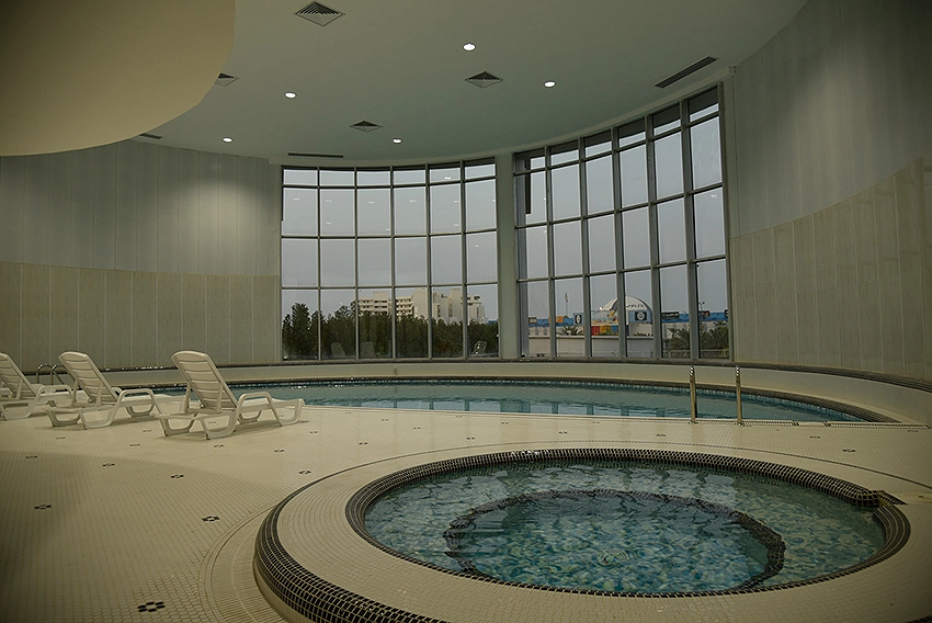 استخر و جکوزی هتل بین المللی کیش